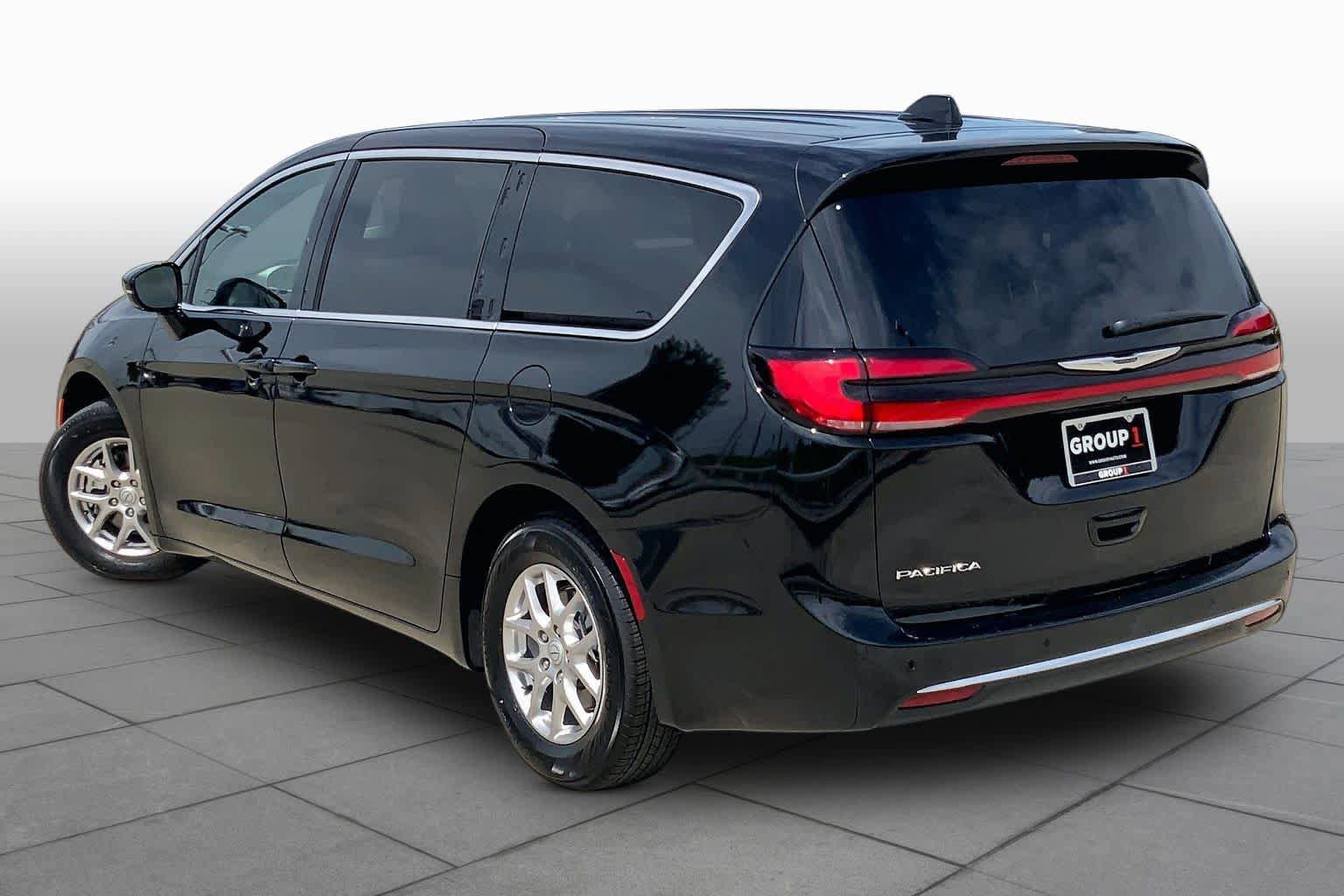 Used 2025 Chrysler Pacifica Select FWD image 11