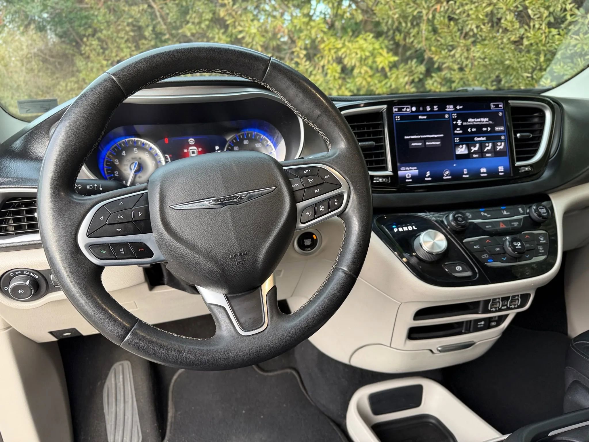 Used 2022 Chrysler Pacifica Touring-L FWD image 4