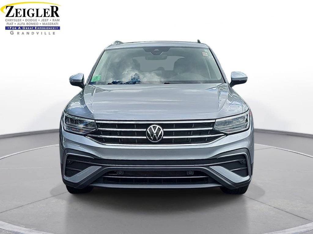 Used 2023 Volkswagen Tiguan SE AWD/4WD image 2
