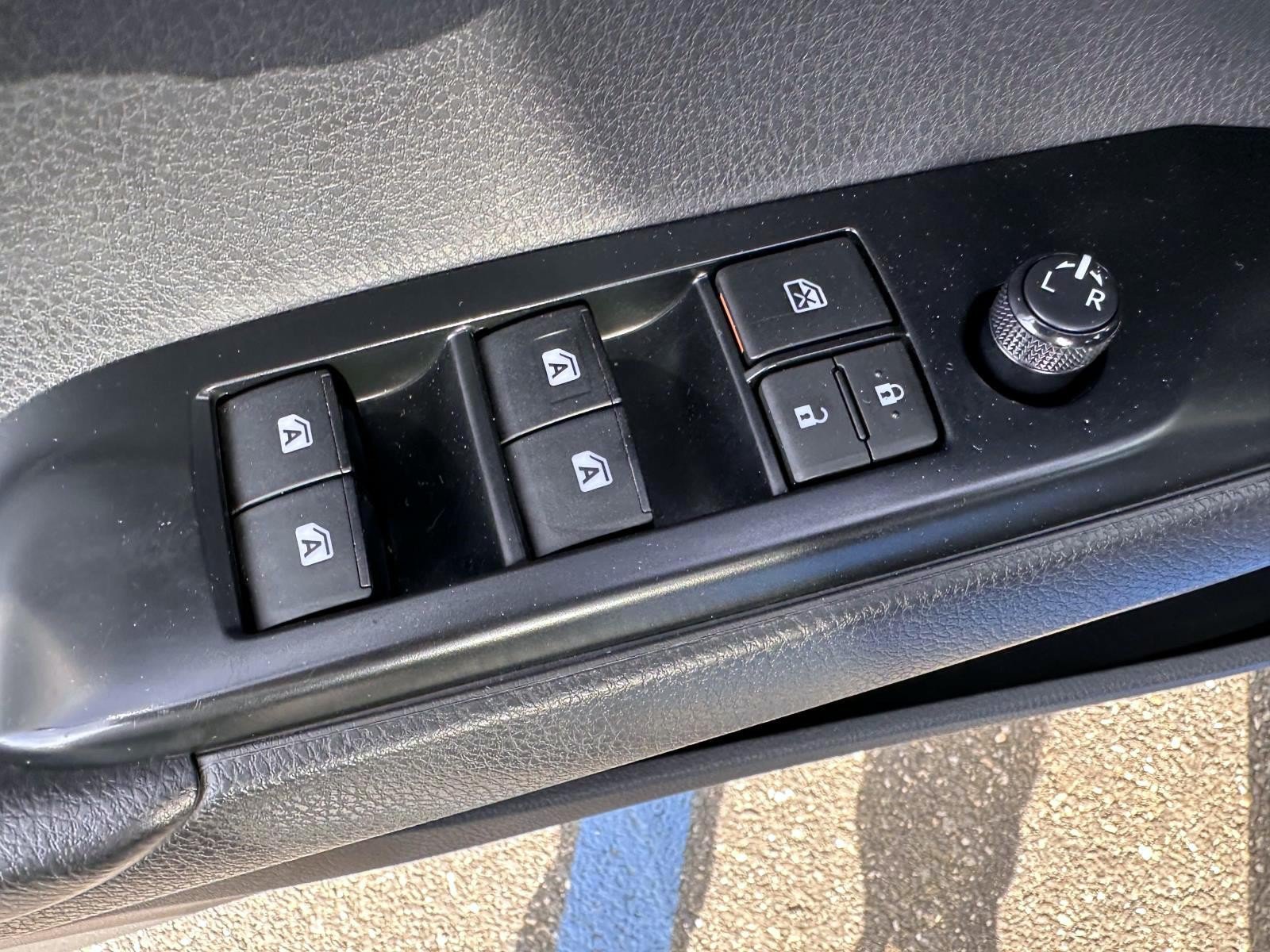 Used 2019 Toyota Camry SE FWD image 9