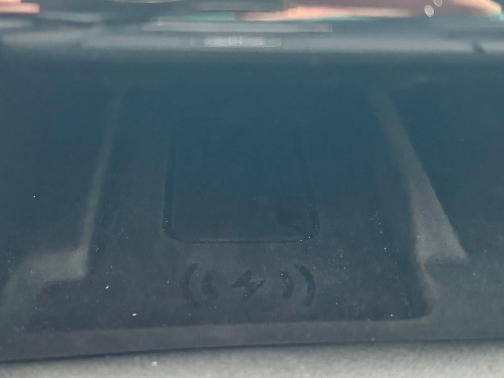 Used 2024 Land Rover Discovery Dynamic SE image 37