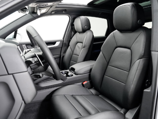 Certified 2026 Porsche Cayenne AWD/4WD image 5
