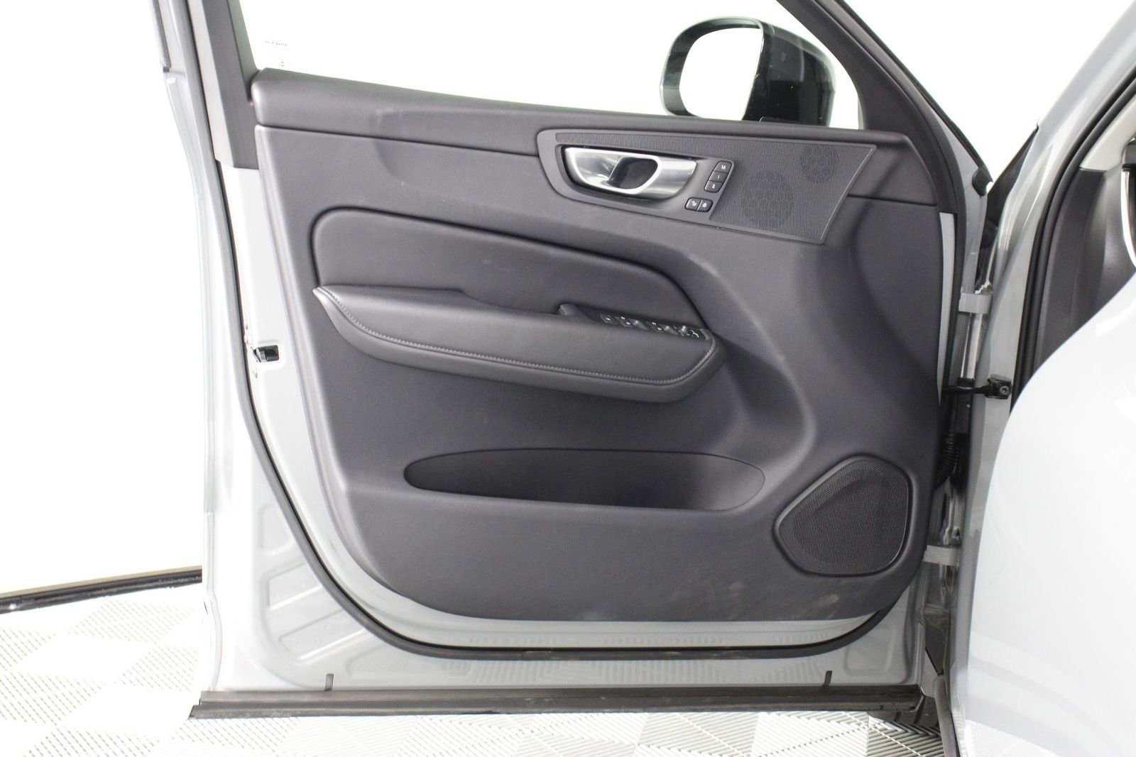 Certified 2025 Volvo XC60 B5 Core AWD/4WD image 17
