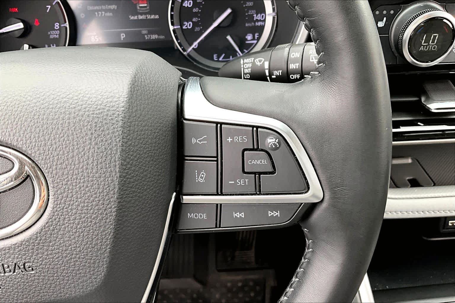 Used 2021 Toyota Highlander XLE AWD/4WD image 23
