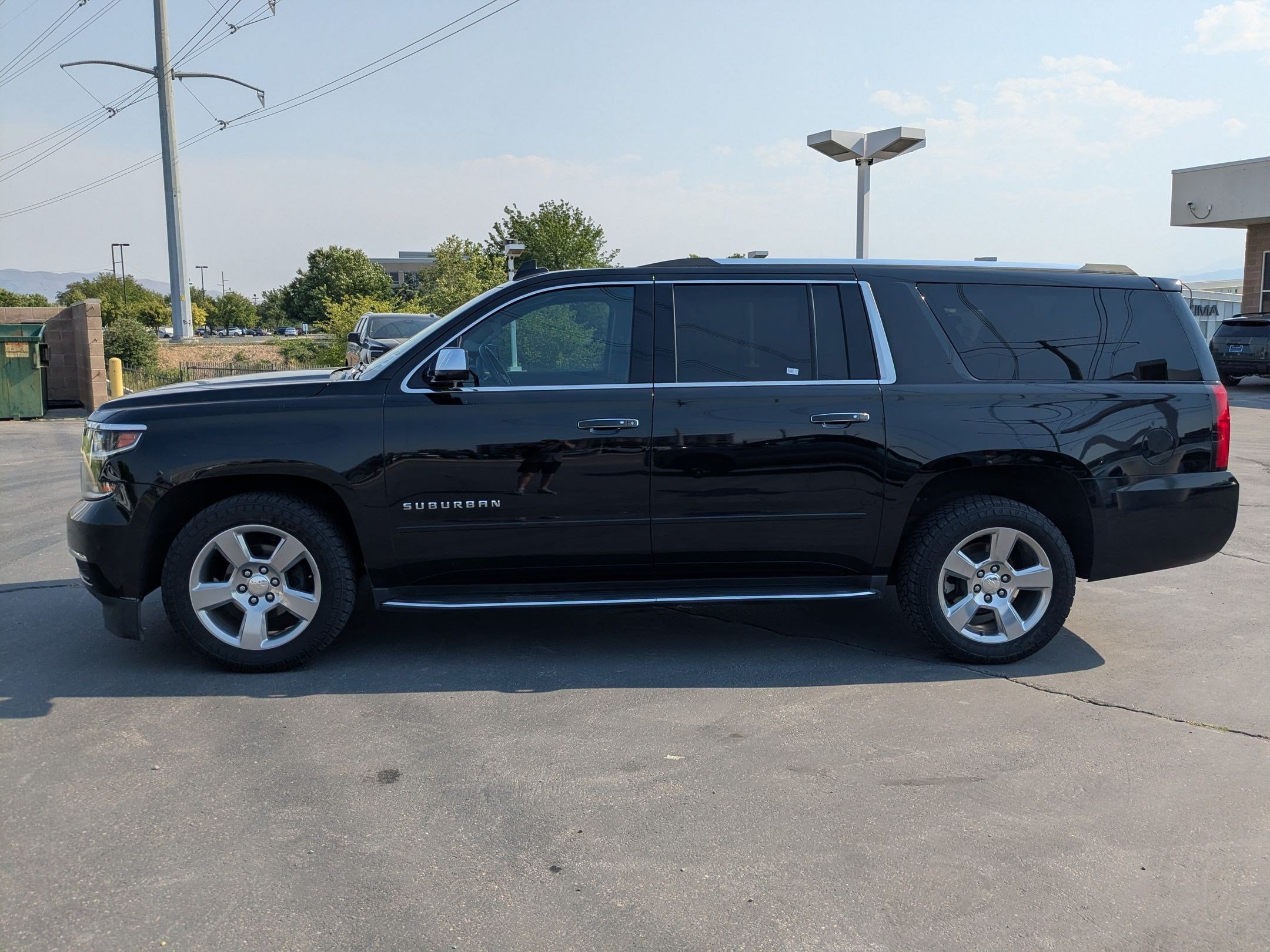 Used 2020 Chevrolet Suburban Premier w/ 6.2L Performance Package AWD/4WD image 3
