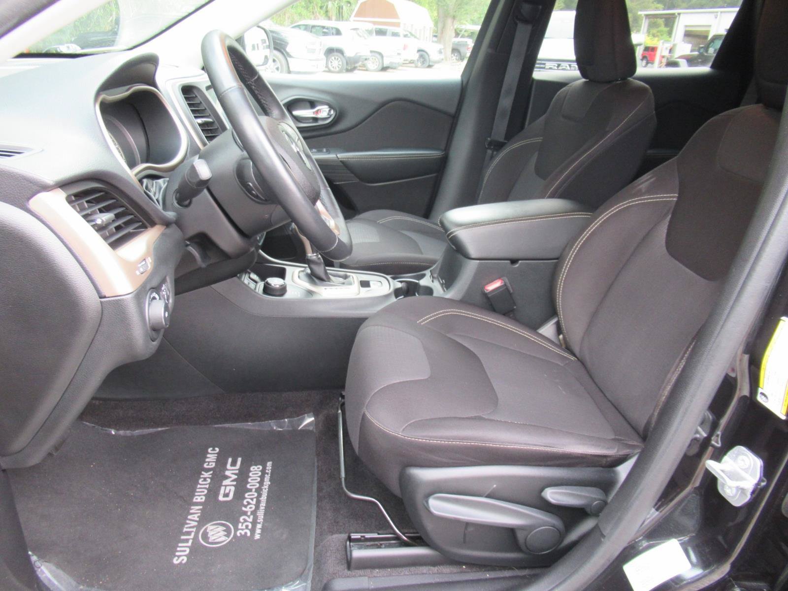 Used 2015 Jeep Cherokee Latitude w/ Cold Weather Group AWD/4WD image 19