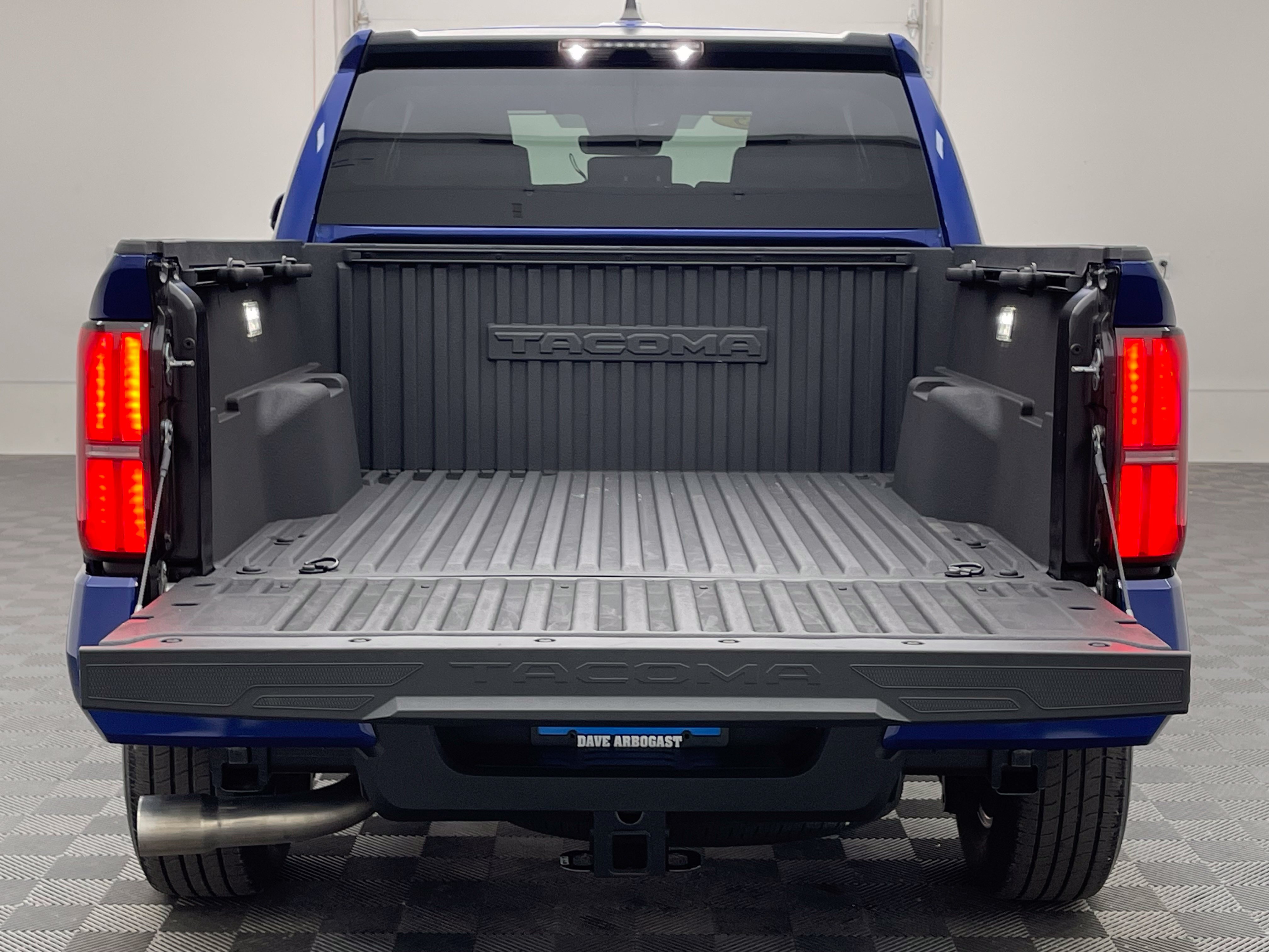 Used 2025 Toyota Tacoma SR5 AWD/4WD image 8