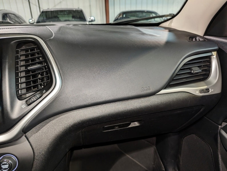 Used 2017 Jeep Cherokee Overland w/ Technology Group image 41