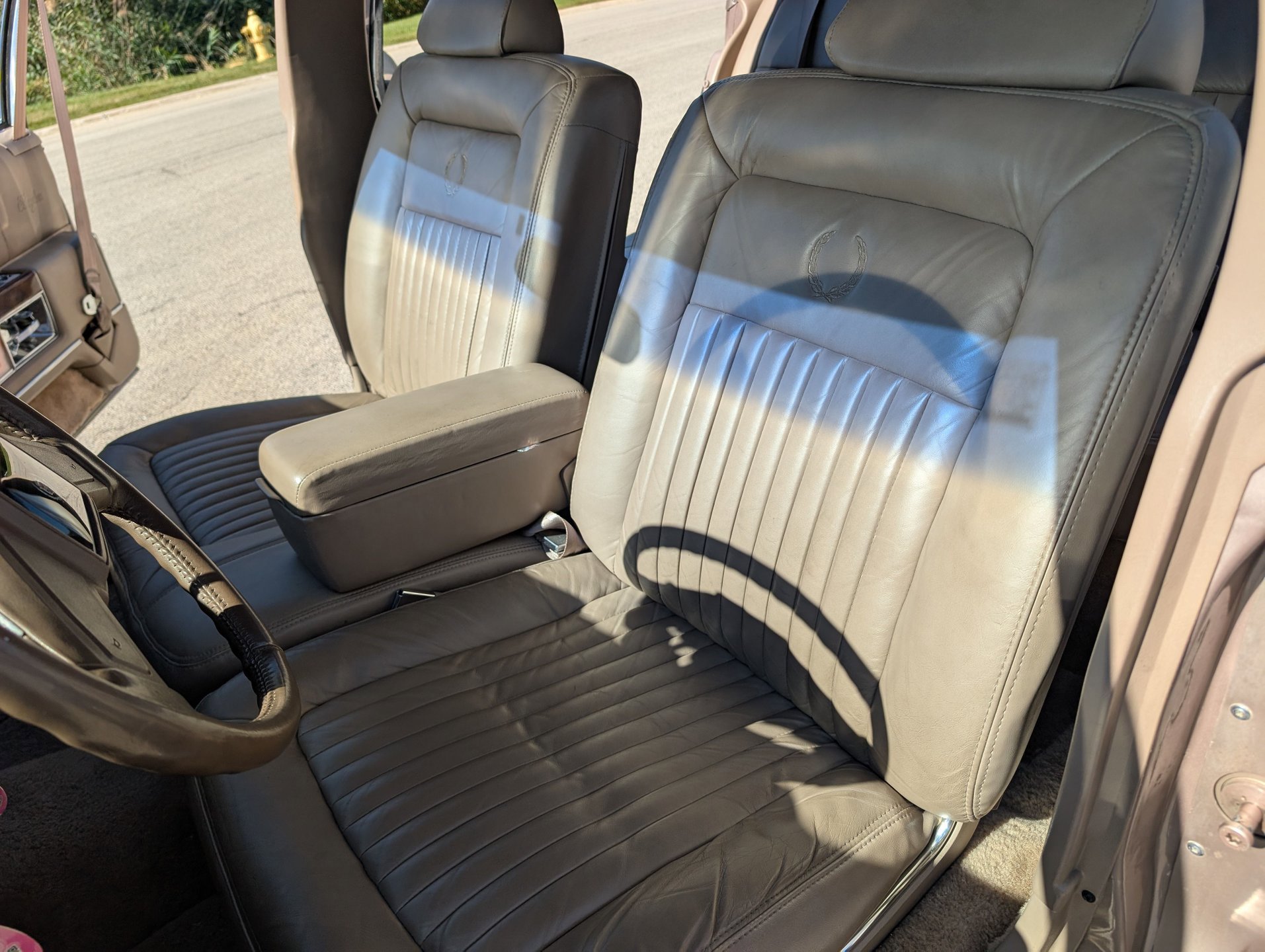 Used 1990 Cadillac Brougham image 4