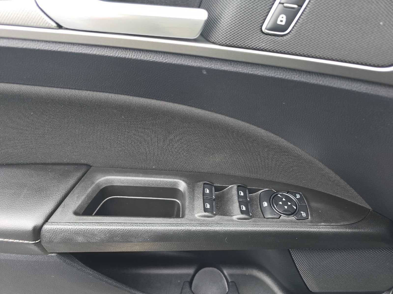 Used 2020 Ford Fusion SE FWD image 12