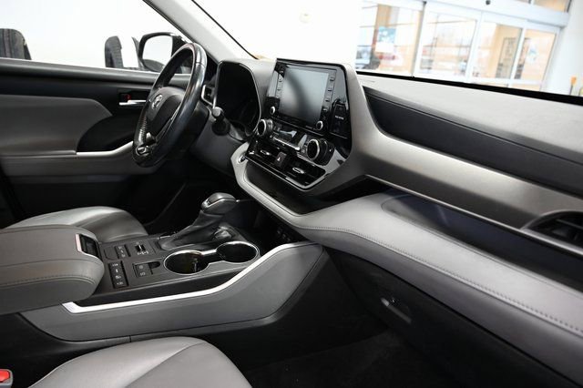 Used 2021 Toyota Highlander XLE image 14