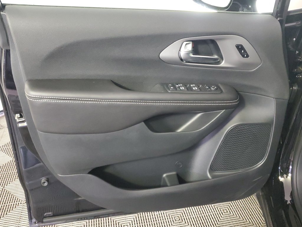 New 2027 Chrysler Pacifica Limited FWD image 5