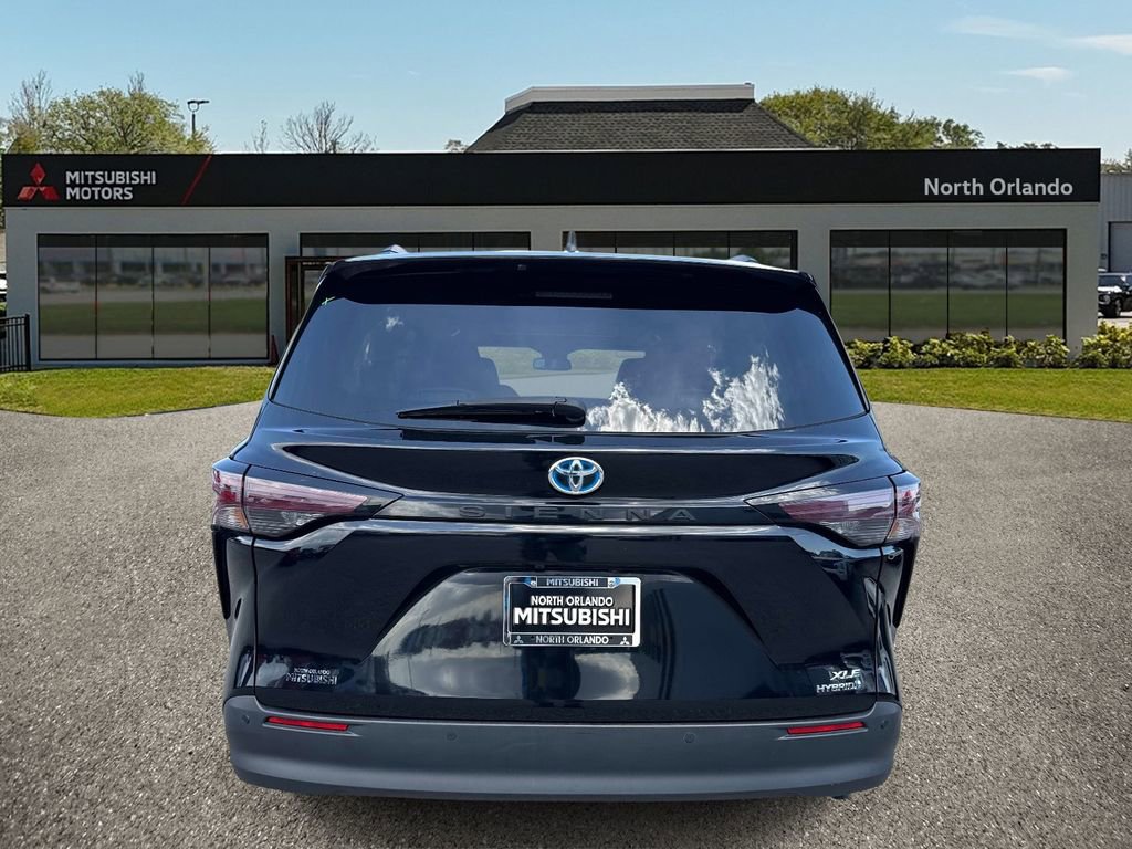 Used 2024 Toyota Sienna XLE FWD image 4