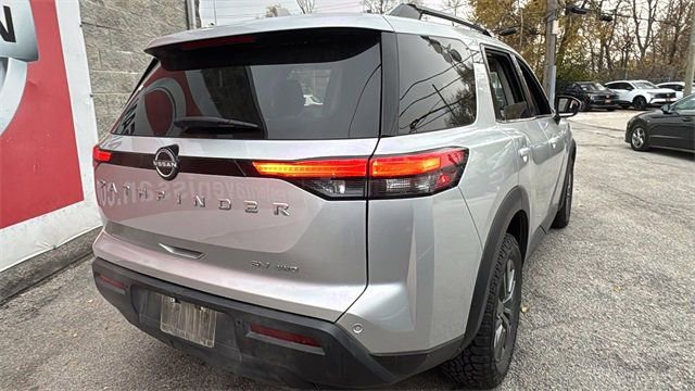 Used 2024 Nissan Pathfinder SV image 12