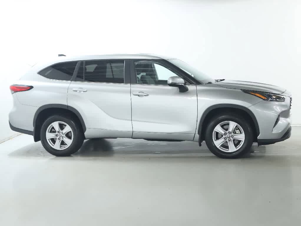 Used 2023 Toyota Highlander LE AWD/4WD image 11