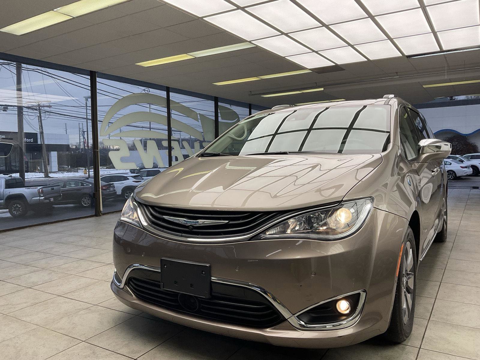 Used 2018 Chrysler Pacifica Limited w/ Advanced Safetytec Group image 3