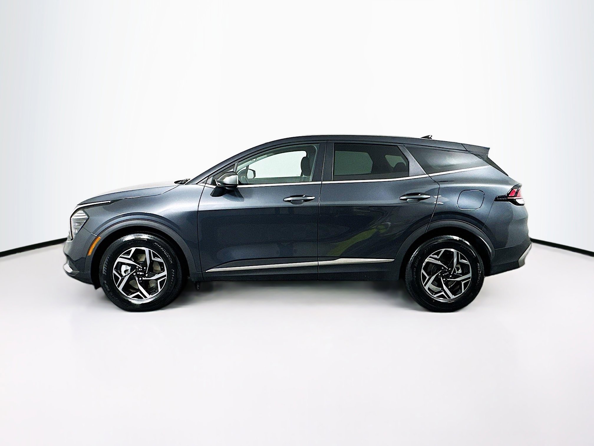 Used 2025 Kia Sportage LX image 4