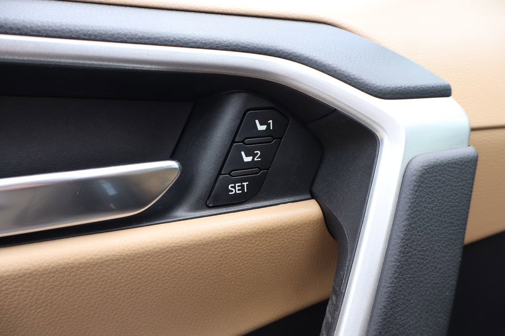 Used 2020 Toyota RAV4 XLE Premium image 10