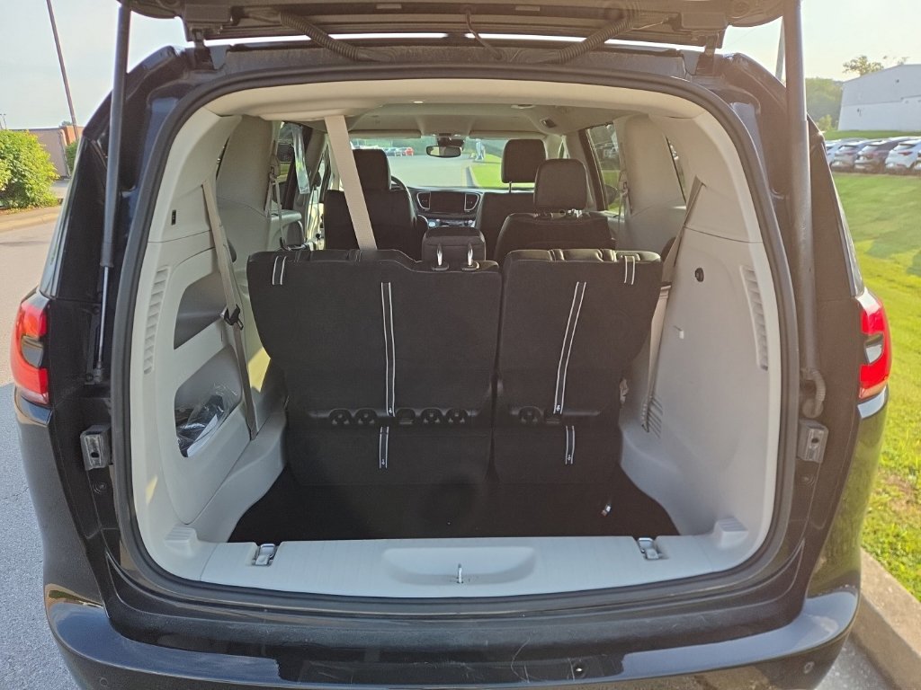 Used 2024 Chrysler Pacifica Touring-L FWD image 11