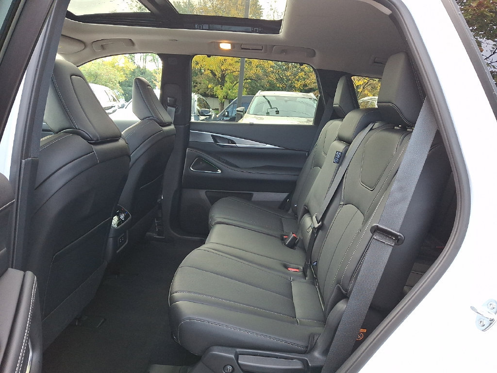 Certified 2026 INFINITI QX60 Luxe w/ Cargo Package AWD/4WD image 11