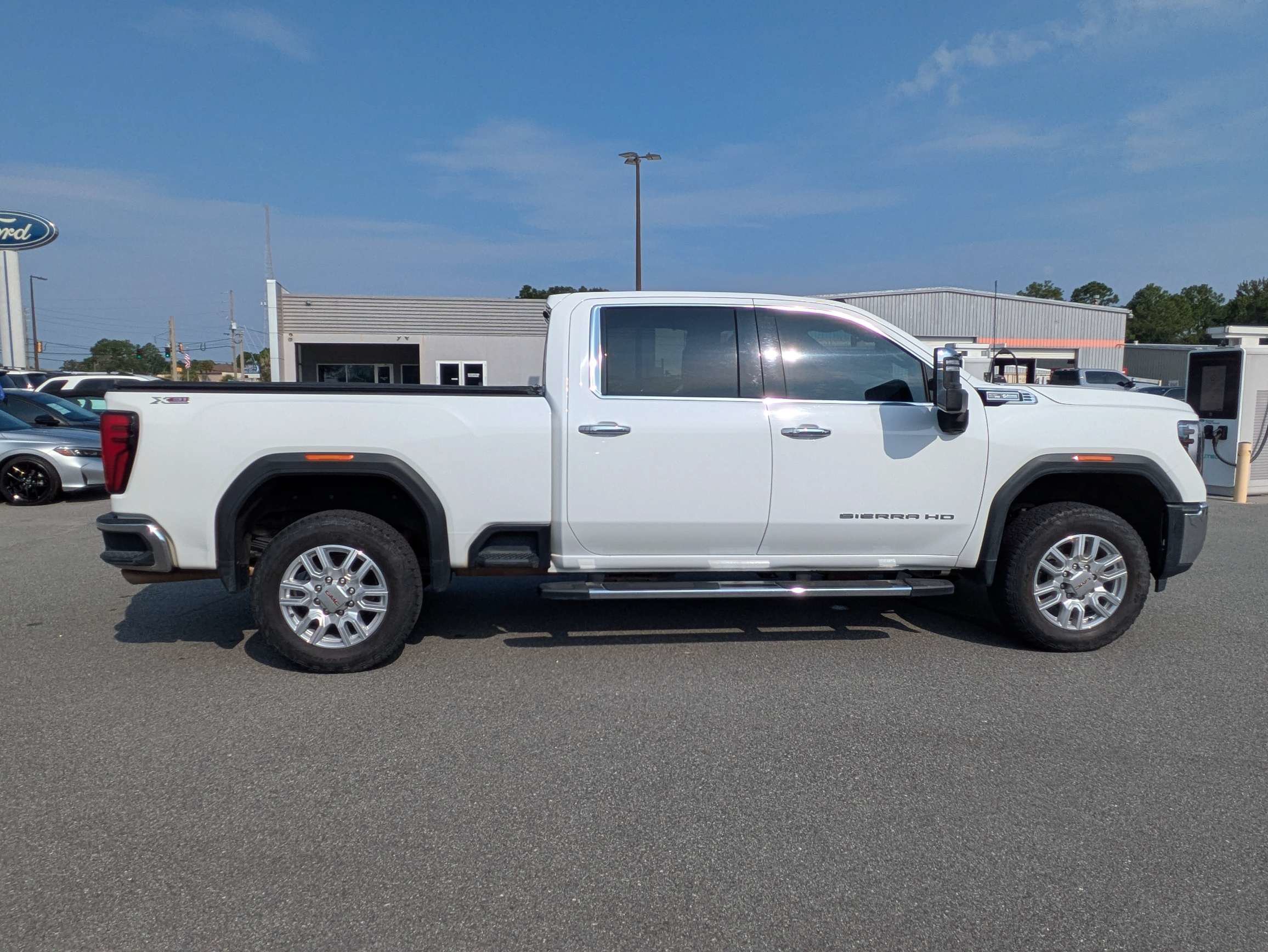 Used 2024 GMC Sierra 2500 SLT w/ SLT Premium Package AWD/4WD image 3