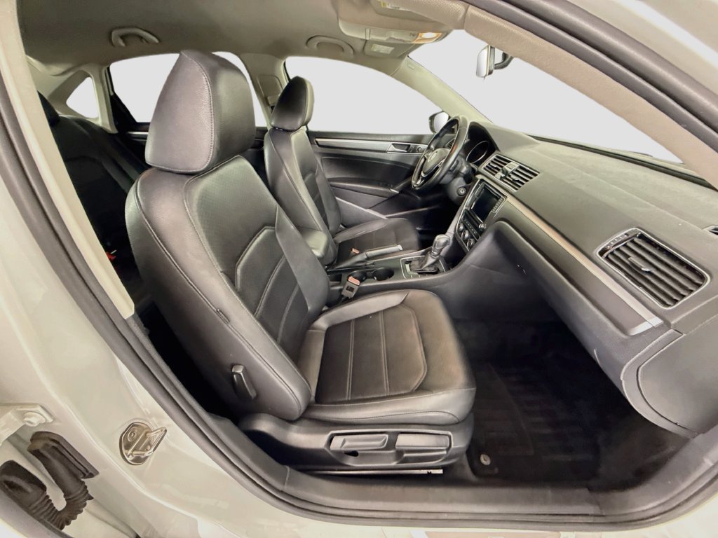 Used 2018 Volkswagen Passat 2.0T R-Line w/ R-Line Lighting Package FWD image 20
