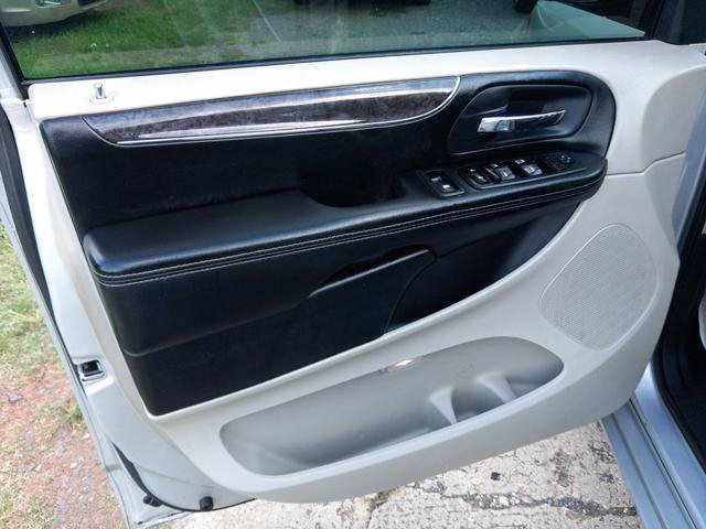 Used 2011 Chrysler Town & Country Touring-L w/ Entertainment Group #2 FWD image 11