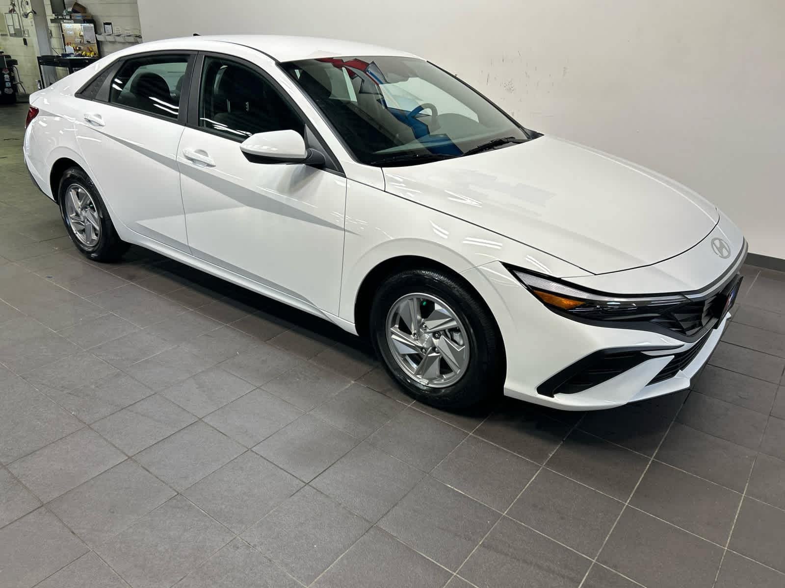 New 2026 Hyundai Elantra SE FWD image 2