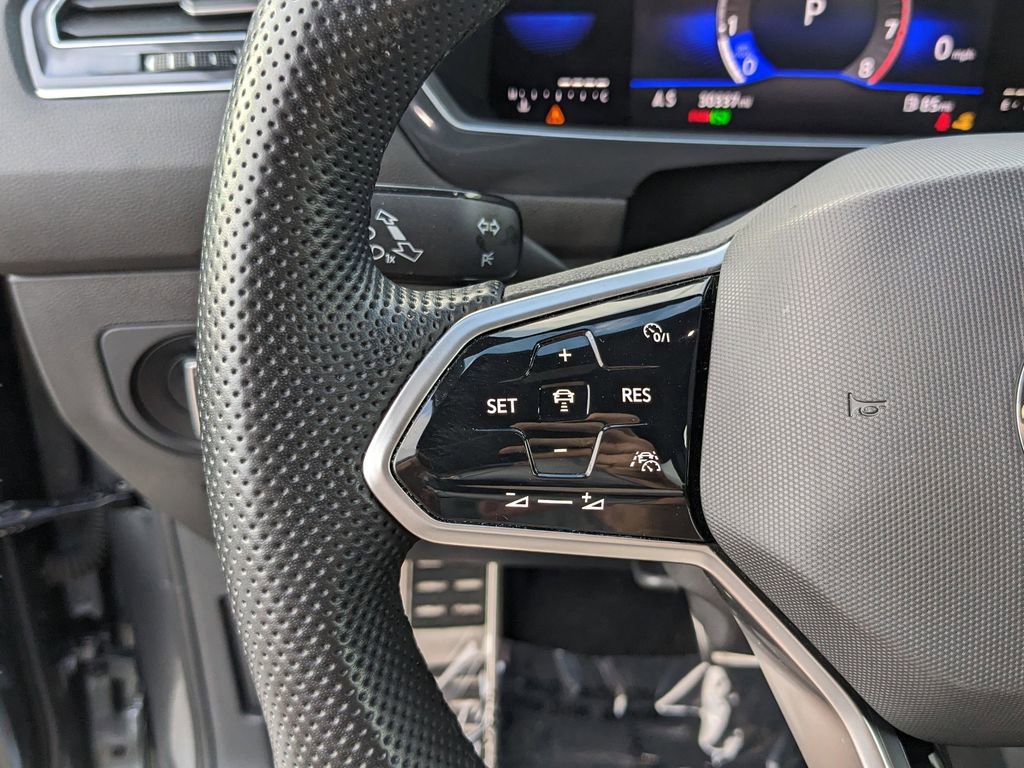 Certified 2022 Volkswagen Tiguan SE R-Line image 29