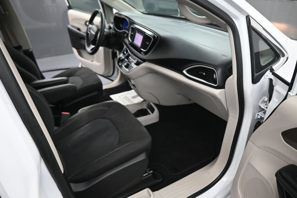 Used 2022 Chrysler Voyager LX FWD image 44