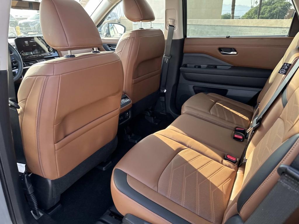 Used 2024 Nissan Pathfinder Platinum w/ Cargo Package image 10