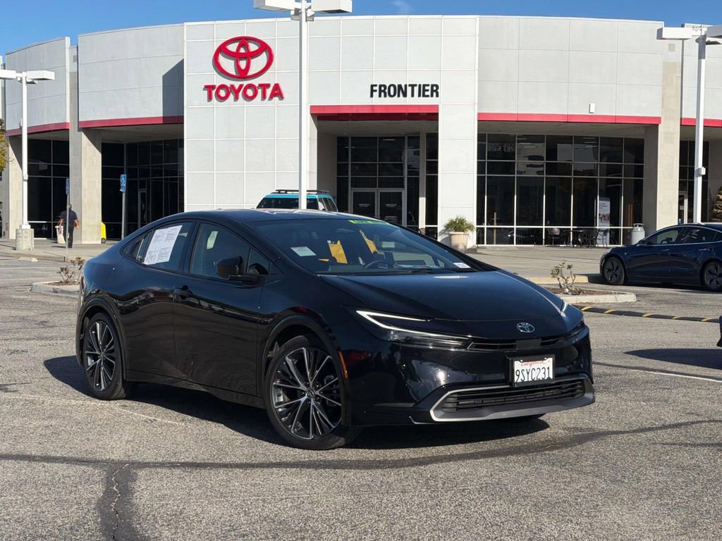 Used 2025 Toyota Prius XLE image 1