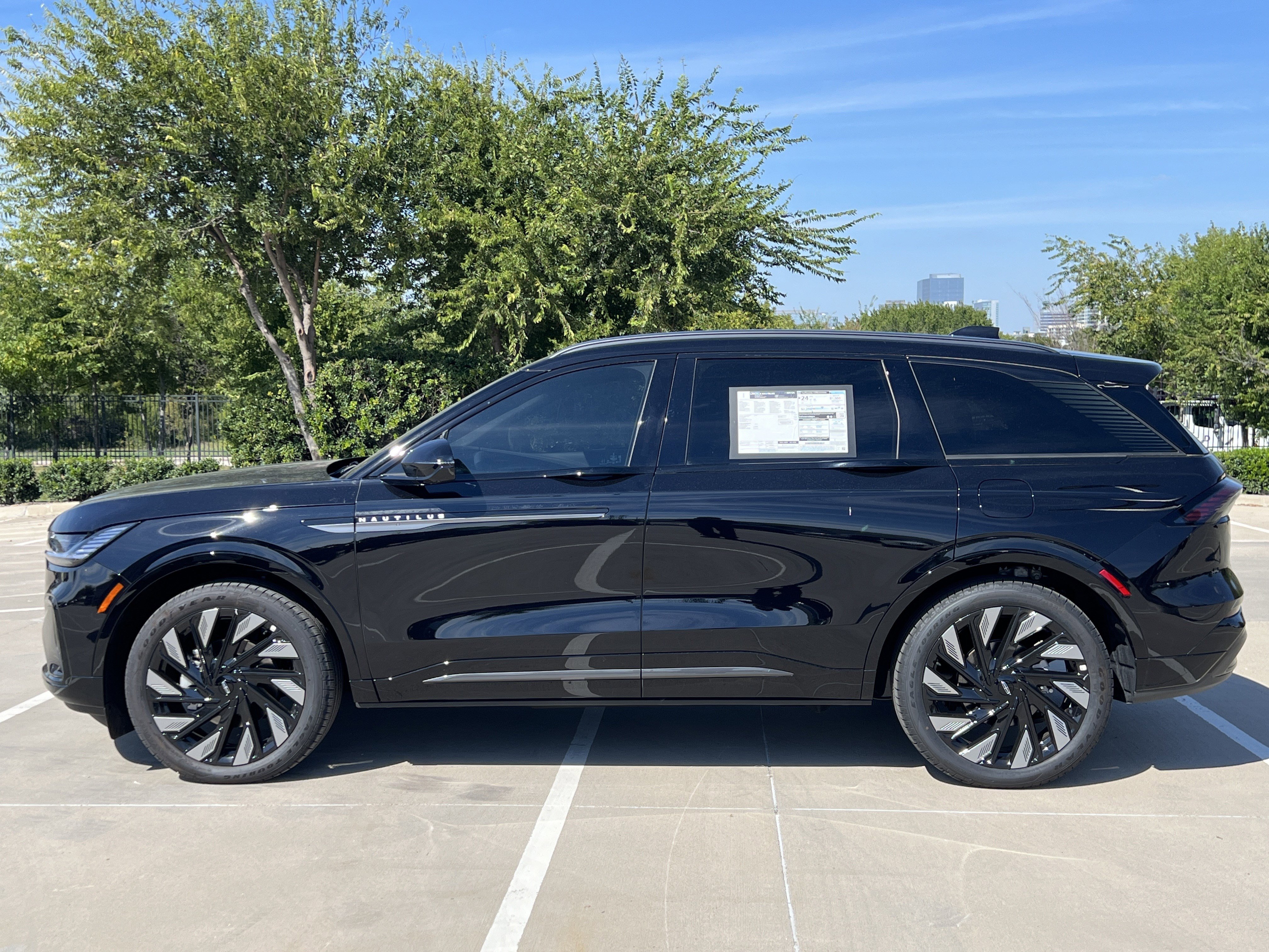 New 2025 Lincoln Nautilus Reserve w/ Jet Appearance Package image 4