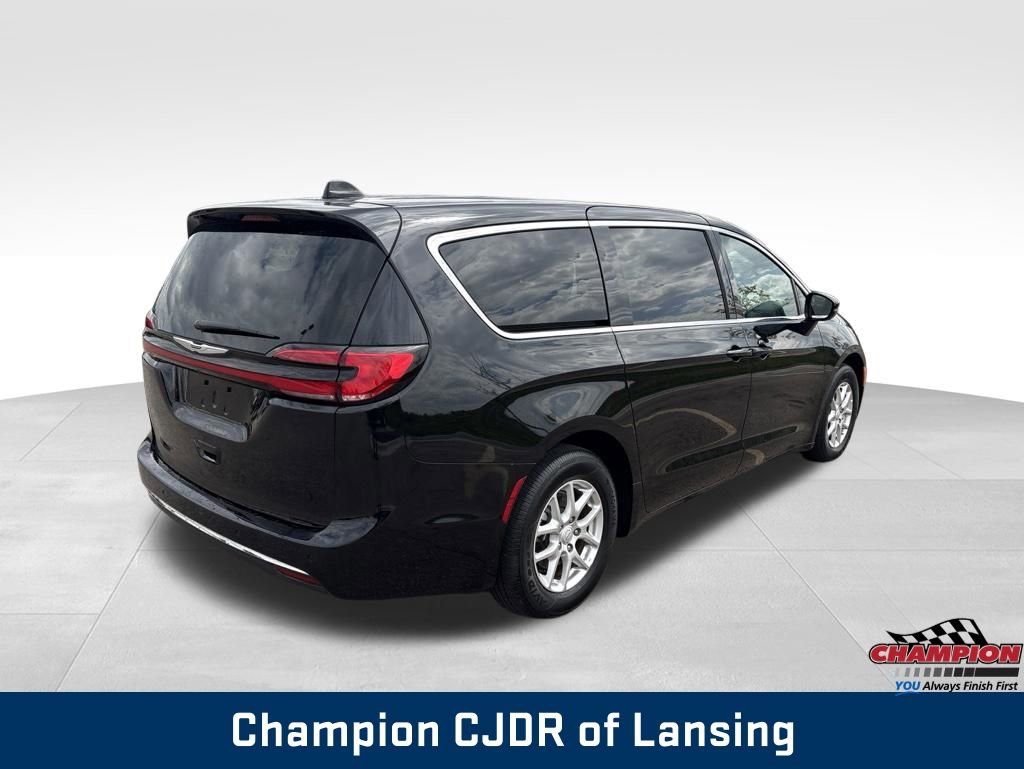 Used 2025 Chrysler Pacifica Select FWD image 10