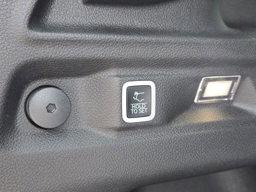 New 2025 Jeep Grand Cherokee L Laredo image 17