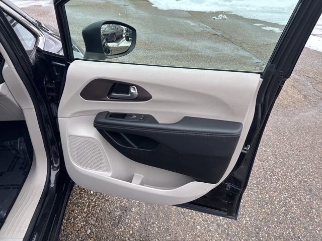 Used 2023 Chrysler Voyager LX image 13