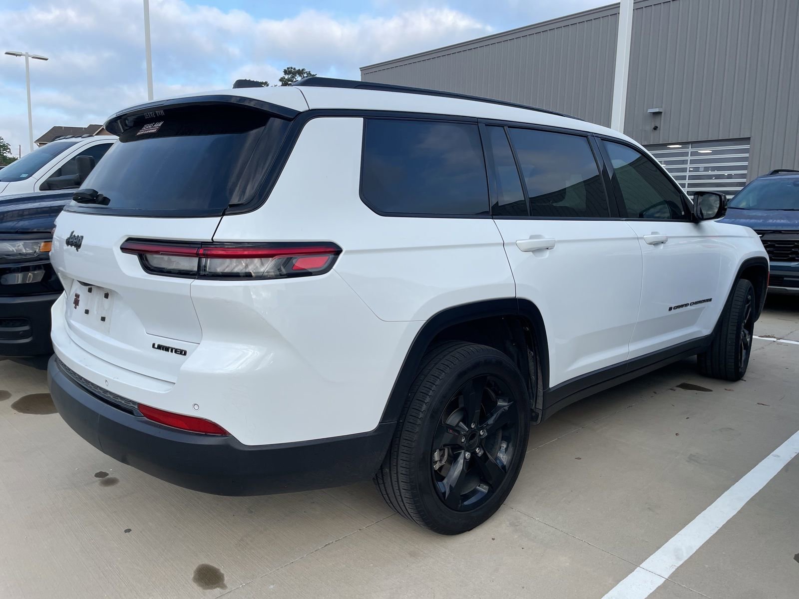 Used 2025 Jeep Grand Cherokee L Limited w/ Black Appearance Package RWD image 4