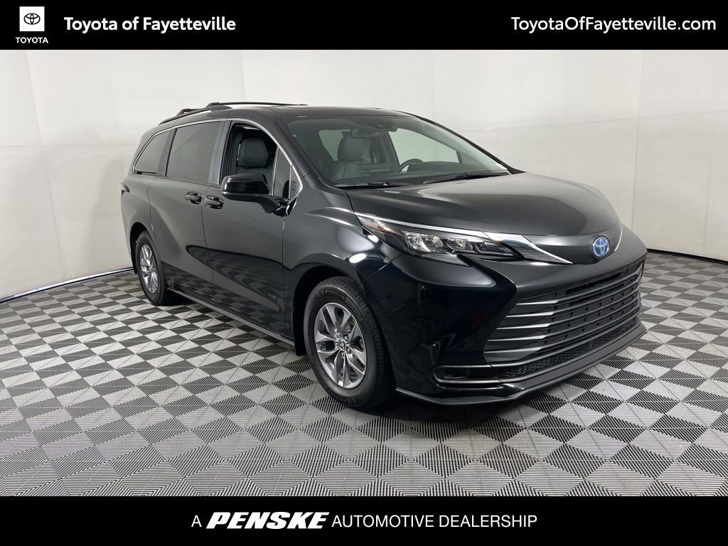 Used 2025 Toyota Sienna LE w/ LE Plus Package image 18