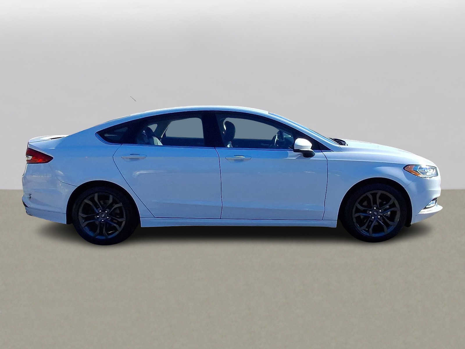 Used 2018 Ford Fusion SE w/ Equipment Group 201A FWD image 32