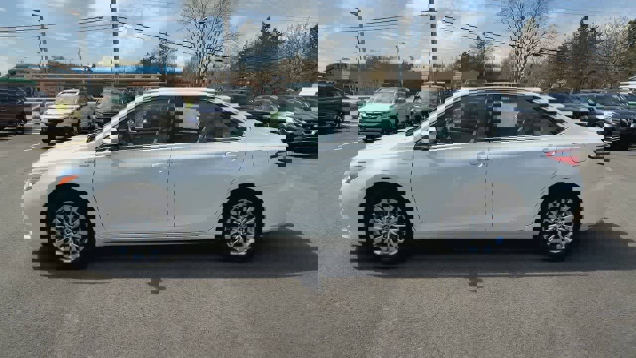 Used 2015 Toyota Camry XLE w/ Moonroof Package image 5