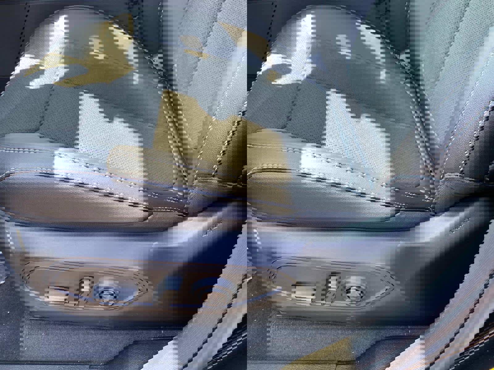 New 2025 Jeep Grand Cherokee Altitude image 10