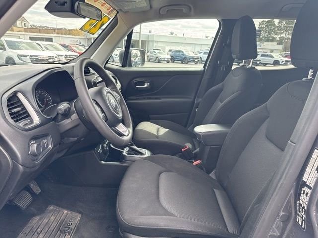 Used 2023 Jeep Renegade Latitude AWD/4WD image 4