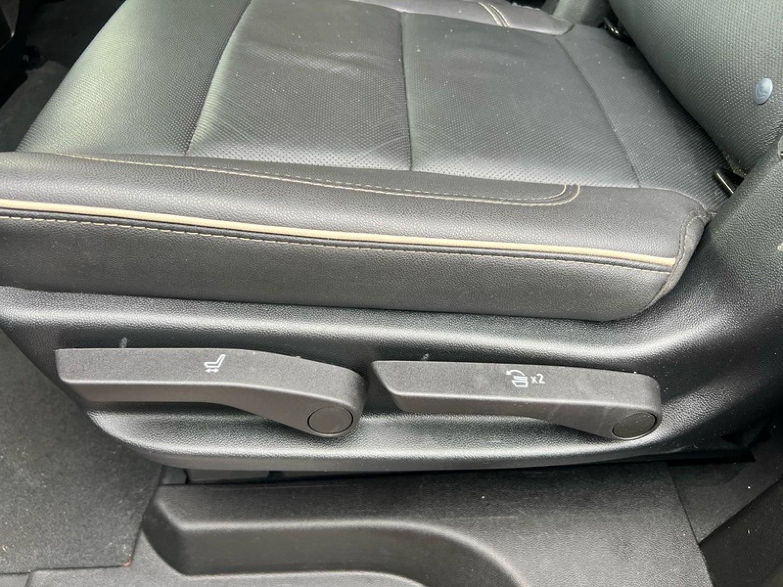 Used 2024 GMC Yukon SLT w/ SLT Luxury Package image 30