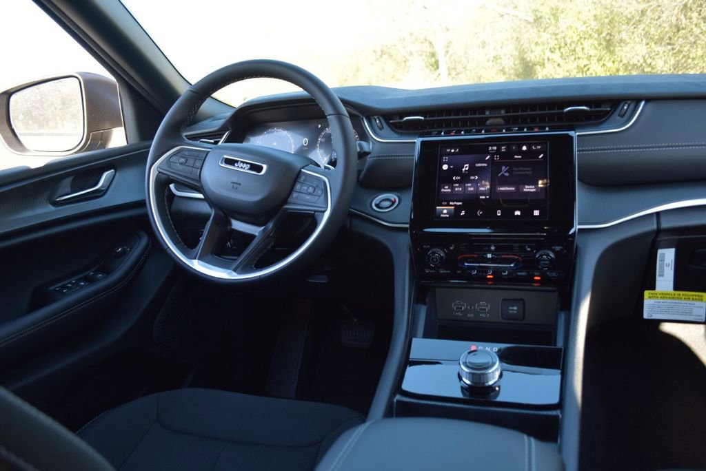 New 2025 Jeep Grand Cherokee Laredo X w/ Luxury Tech Group I image 30