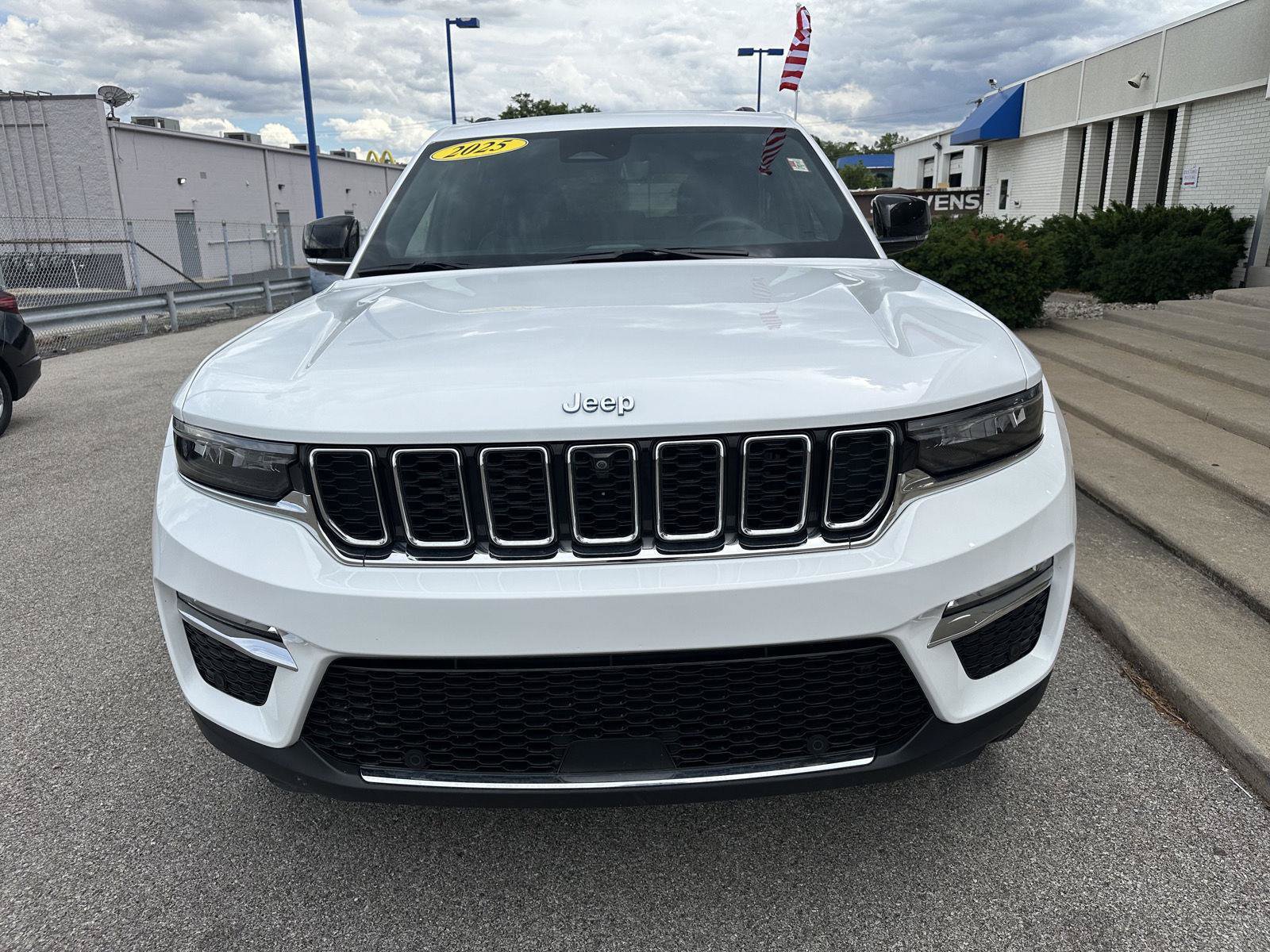 Used 2025 Jeep Grand Cherokee Limited 4xe w/ Luxury Tech Group II AWD/4WD image 5