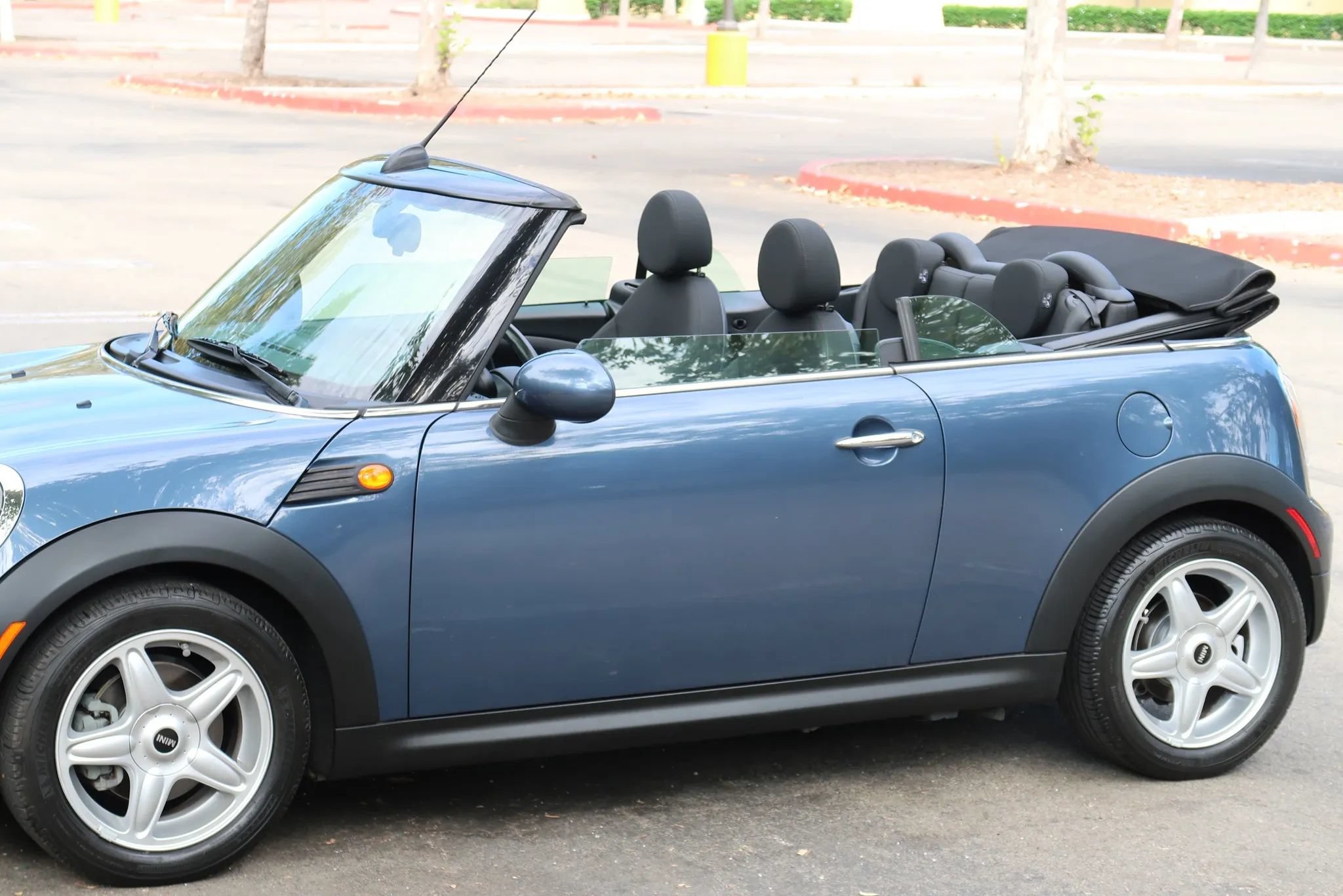 Used 2009 MINI Cooper Convertible FWD image 21