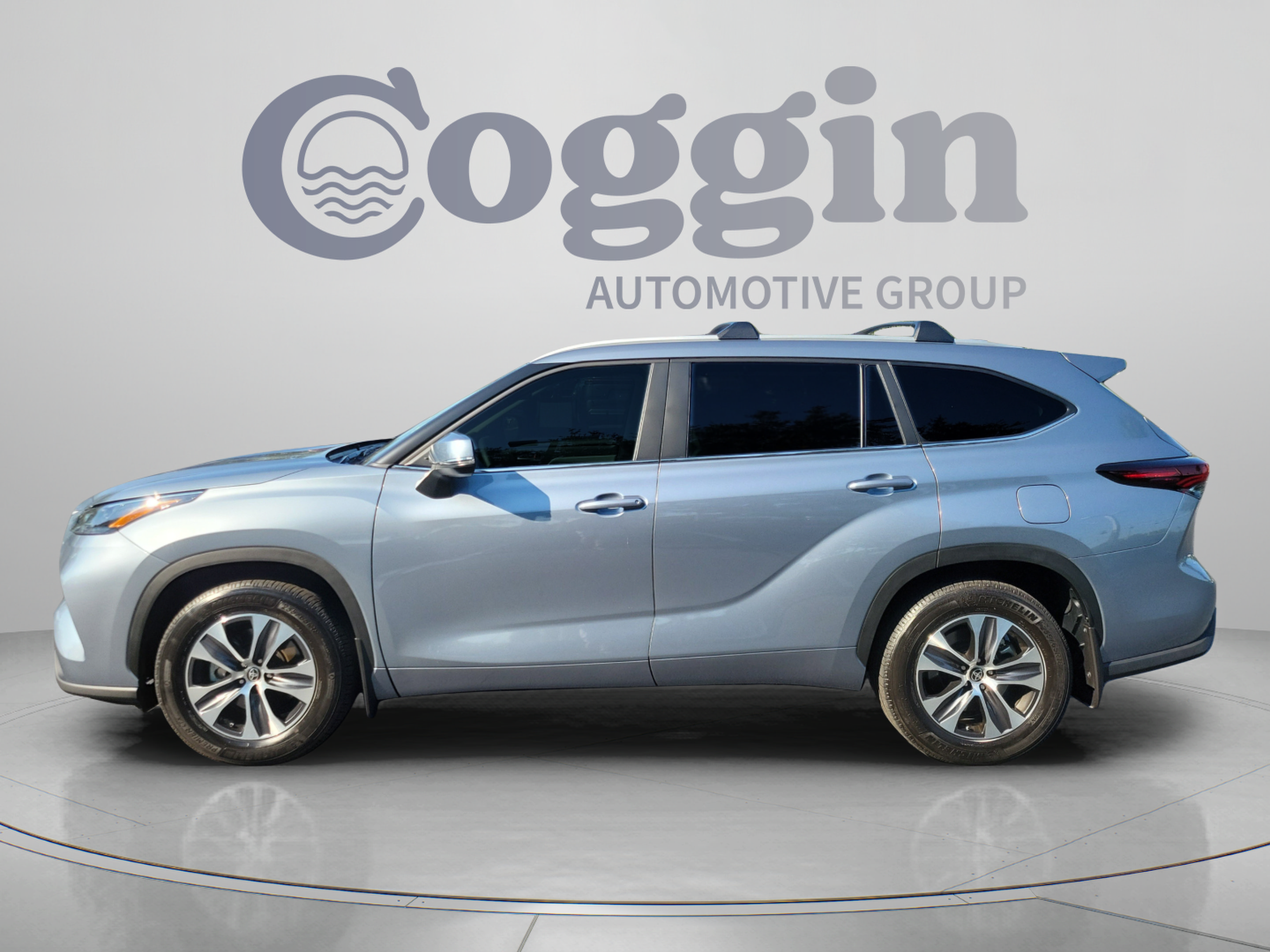 Used 2024 Toyota Highlander XLE FWD image 2