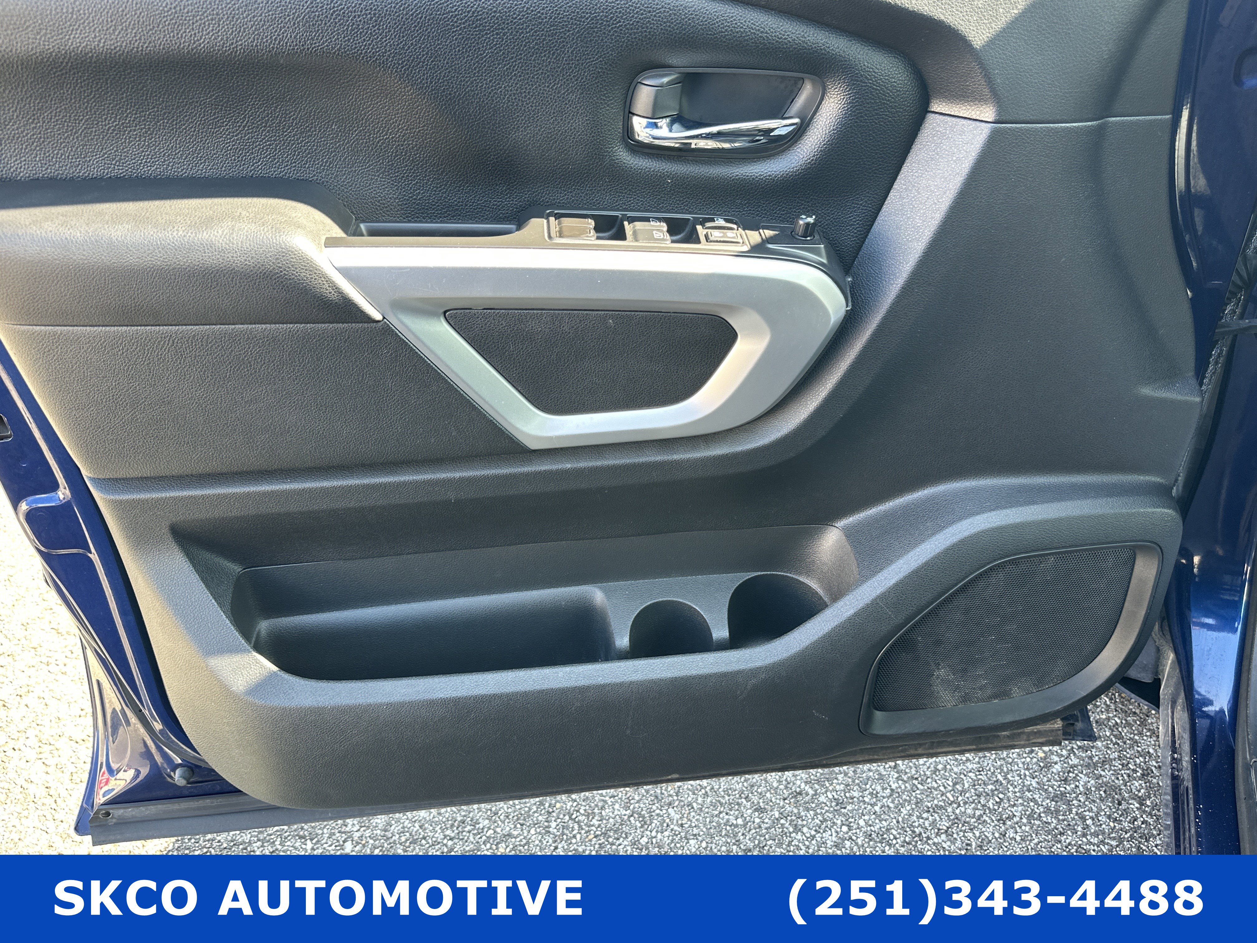 Used 2022 Nissan Titan SV image 12