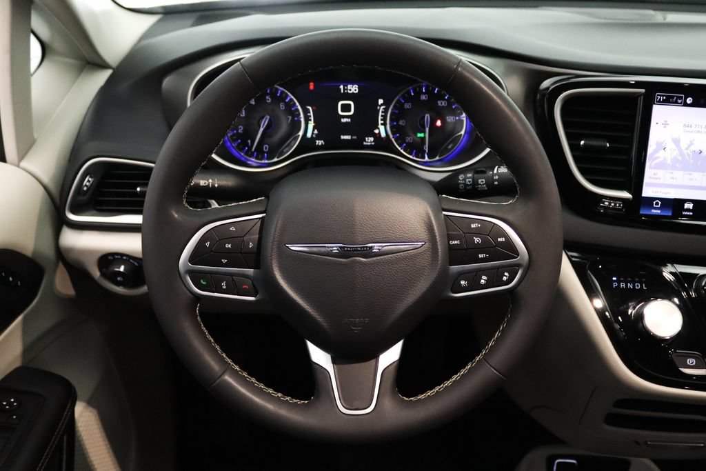 Used 2024 Chrysler Pacifica Touring-L FWD image 17