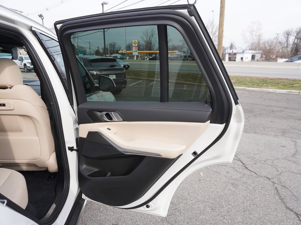 Used 2022 BMW X5 xDrive40i w/ Parking Assistance Package image 28